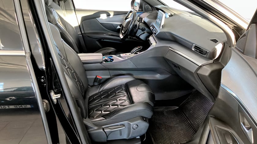 Bild 3 av Peugeot 3008 GT HYBRID4 300hk PANO DRAG 360° NAVI