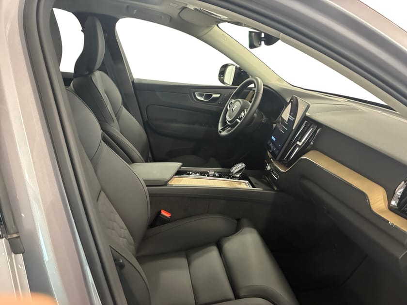 Bild 4 av Volvo XC60 T6 Plus Dark Nordic | Drag | 360° | H&K | 21" | Head-up |