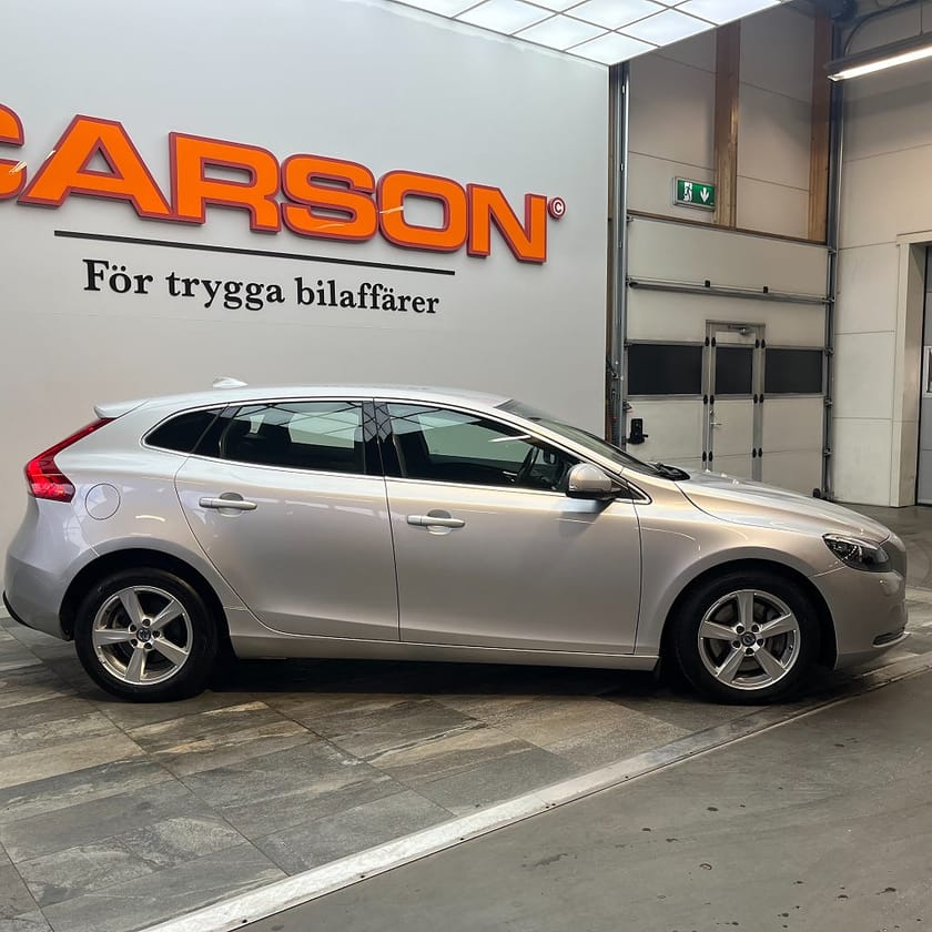 Bild 3 av Volvo V40 D2 Momentum 120hk Navi Drag Värmare Kamrem bytt!