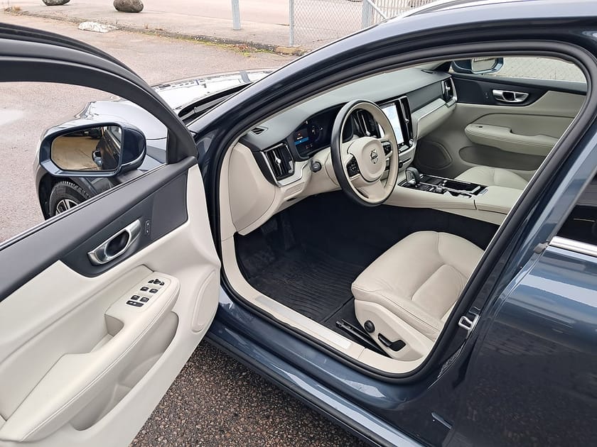 Bild 2 av Volvo V60 T6 Recharge Core Bright plug in AWD 350HK 4x4 Läder