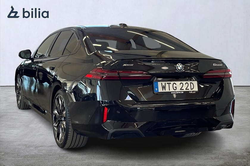 Bild 2 av BMW 550e xDrive Sedan 550 M Sport PRO Panorama Komfortstolar B&W Drag