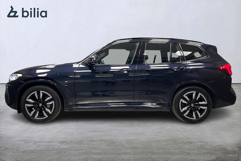 Bild 4 av BMW iX3 M Sport /  Panorama / 19" Alu / Drag / Sportstol