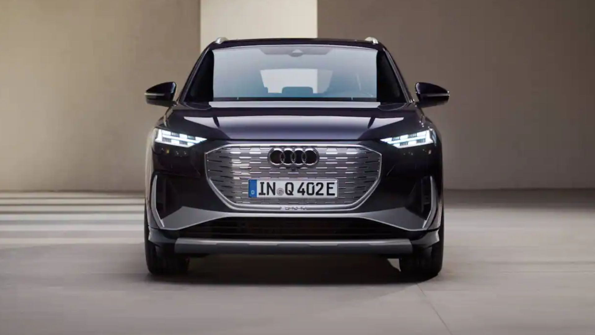 Fronten av en svart Audi