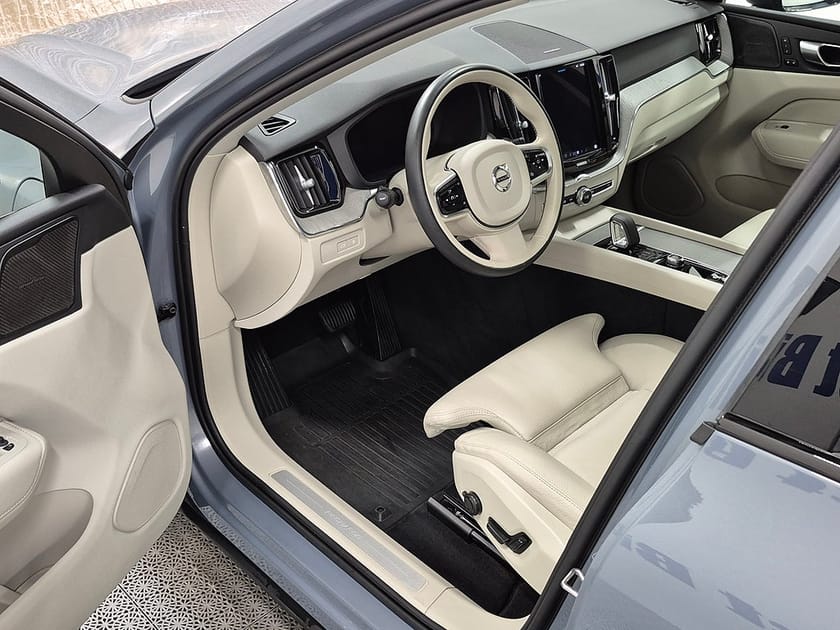 Bild 2 av Volvo XC60 T6 Recharge Plus Dark plug in AWD 350HK 4x4 Panorama Läder
