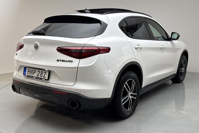 Bild 3 av Alfa Romeo Stelvio 2.0 AWD (280hk) Black Tech Panorama