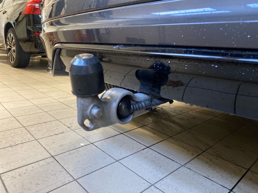 Bild 2 av Volvo XC60 B4 Diesel Plus Dark - Dragkrok, 360 kamera, Navigation