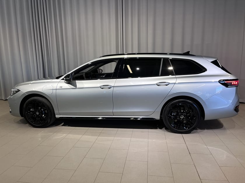 Bild 3 av Volkswagen Passat Variant eHybrid SWE Edition 272hk DSG R-LINE