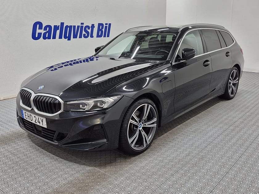 Bild 1 av BMW 330e xDrive Touring Plug in 292HK 4x4 Panorama Läder