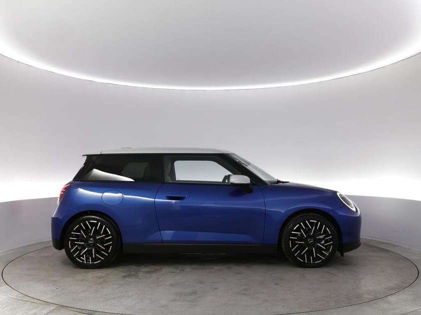 Bild 2 av MINI Cooper SE Favoured Trim, Paket XL, V-hjul ingår!
