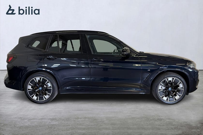Bild 4 av BMW iX3 M Sport Charged Plus Pano/HuD/Drag/Elstol/360/HK/20"