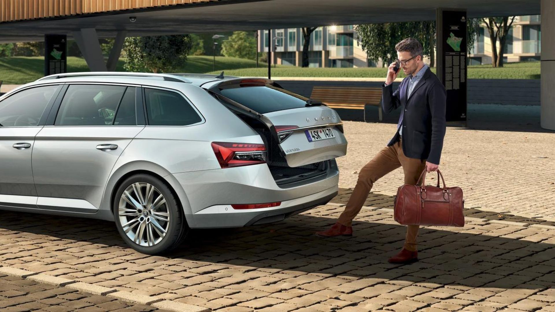 Man öppnar bakluckan med foten