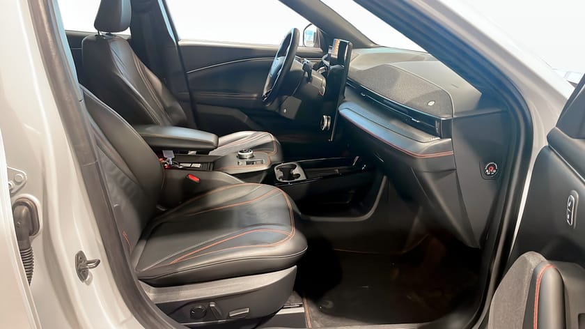 Bild 3 av Ford Mustang Mach-E Standard Range AWD SR 400KM / Teknikpaket + / Dragkrok