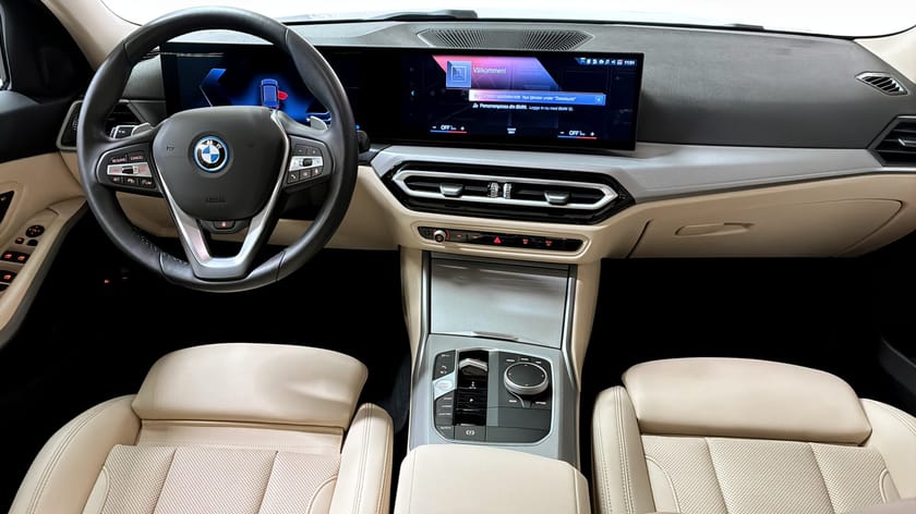 Bild 4 av BMW 330e xDrive Touring Panorama HiFi Comfort access