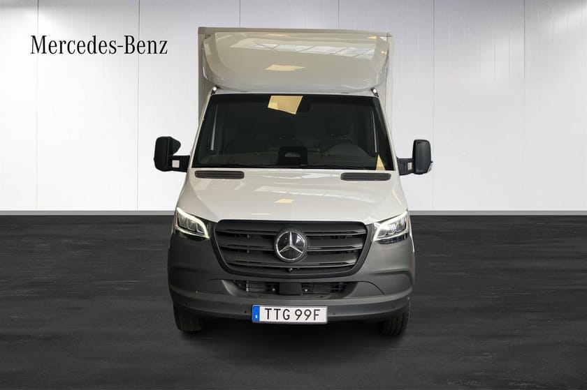 Bild 5 av Mercedes-Benz eSprinter 420 Chassi 81 kWh volymskåp med bakgavellyft för omgående leverans!