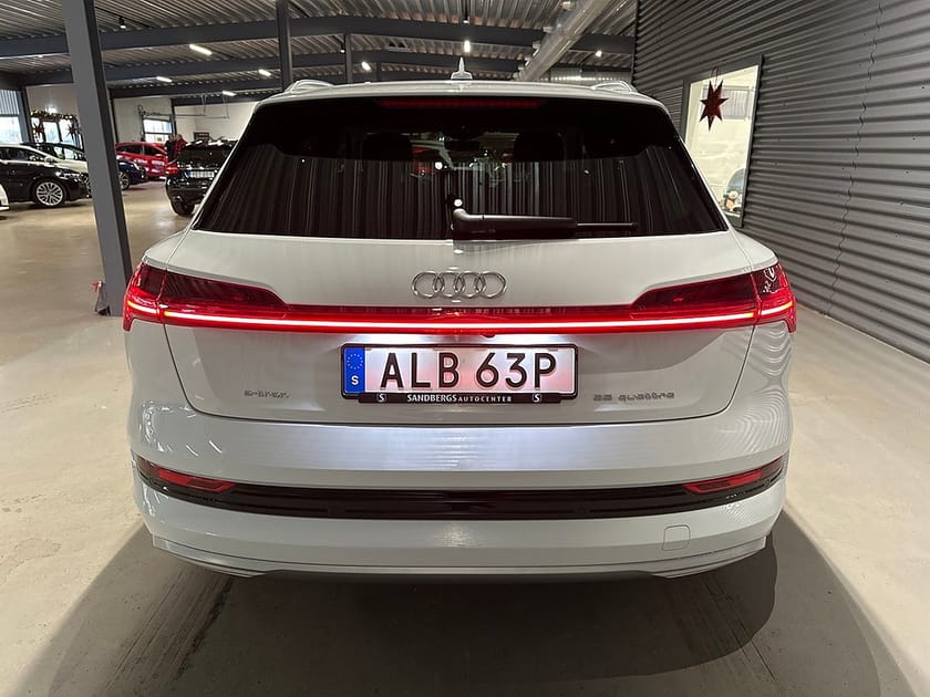 Bild 5 av Audi e-tron 55 quattro 360-kam Adaptiv farth Navi Skinn Drag
