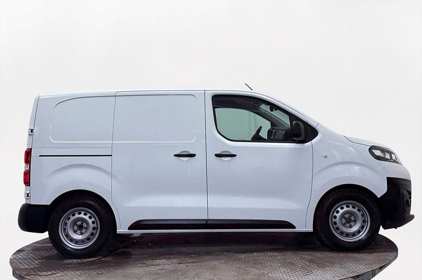 Bild 1 av Opel Vivaro-e Skåpbil 50 kWh L1 Business CCS Drag 3-sits Delläder Nav CarPlay