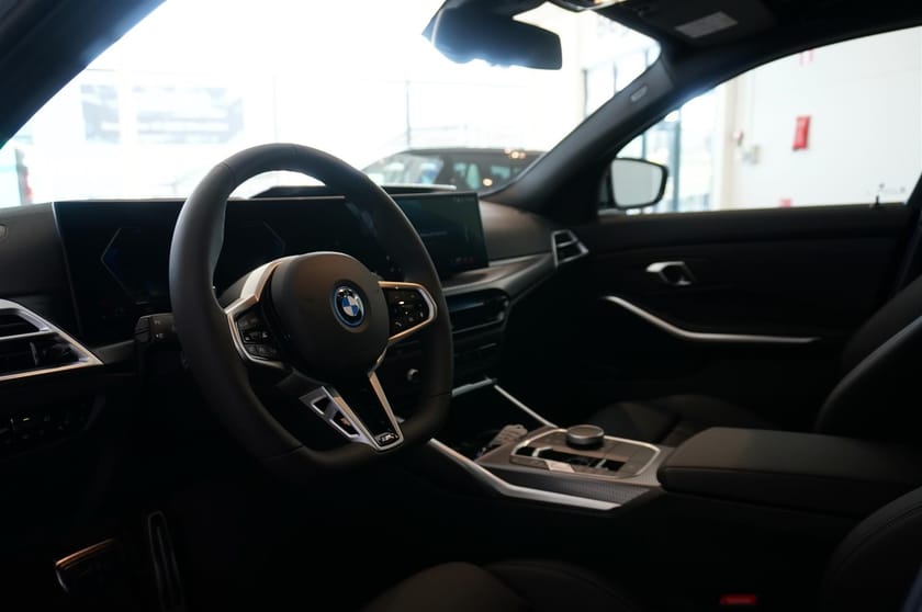 Bild 2 av BMW 330e xDrive Sedan M Sport Active Ed Drag Aktiv Fartpilot HiFi