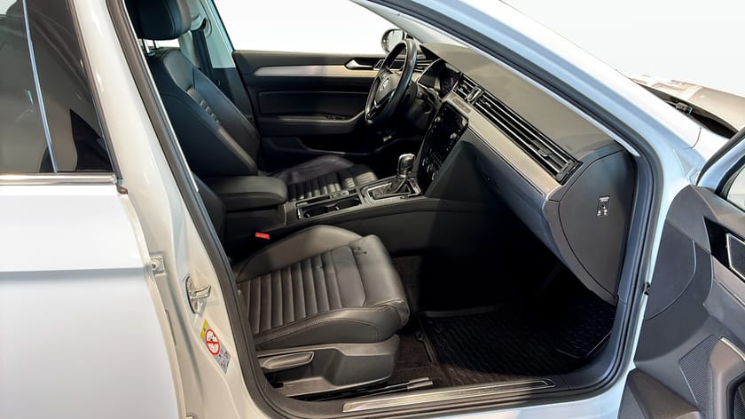 Bild 3 av Volkswagen Passat Sportscombi GT-LINE, Dragkrok, Nyservad