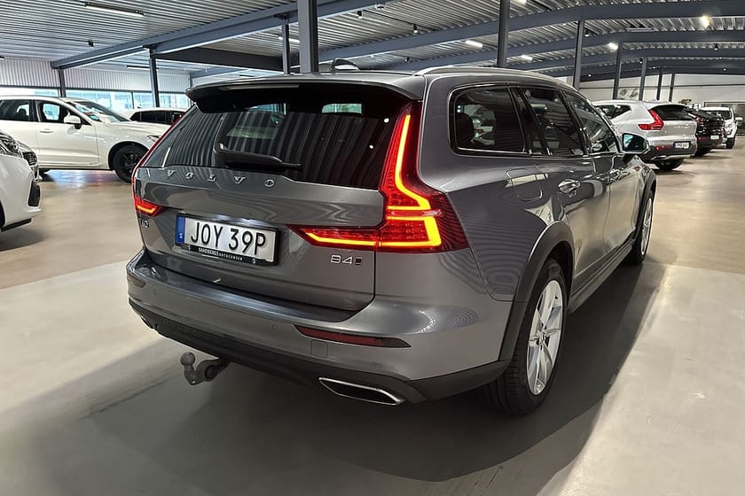 Bild 4 av Volvo V60 Cross Country B4 AWD Momentum 360-kam Navi Värmare Keyless Drag Eu6