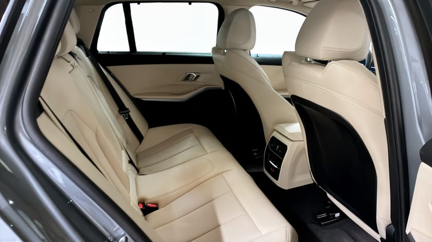 Bild 5 av BMW 330e xDrive Touring Panorama HiFi Comfort access