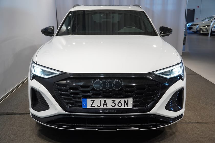 Bild 3 av Audi Q8 55 e-tron quattro 408hk S-Line Matrix 360* Drag Selection