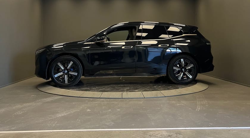 Bild 2 av BMW iX xDrive50 50 Sportpak Exclusive Innovation Comfort B&W ljud Drag
