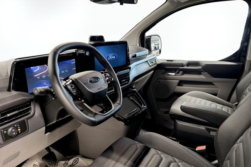 Bild 4 av Ford Tourneo Custom 340 Plug-in Hybrid Titanium X 340L LWB 2.5L PHEV 227hk CVT AT FWD Bensin