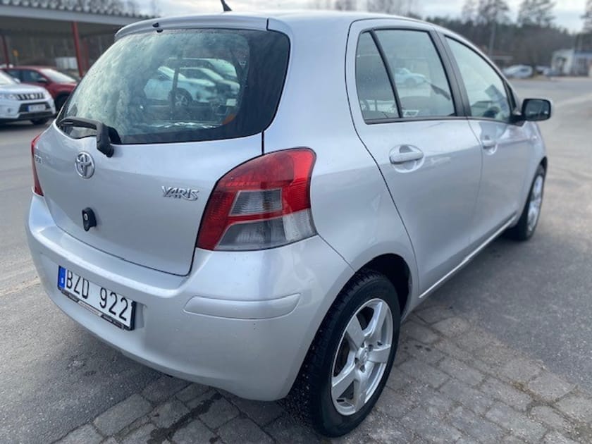 Bild 3 av Toyota Yaris 1,3 99 hk, nybes