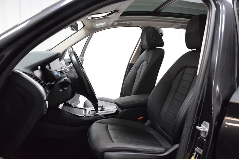 Bild 2 av BMW iX3 Charged 99% Batterihälsa/ Panorama / 1 ägare