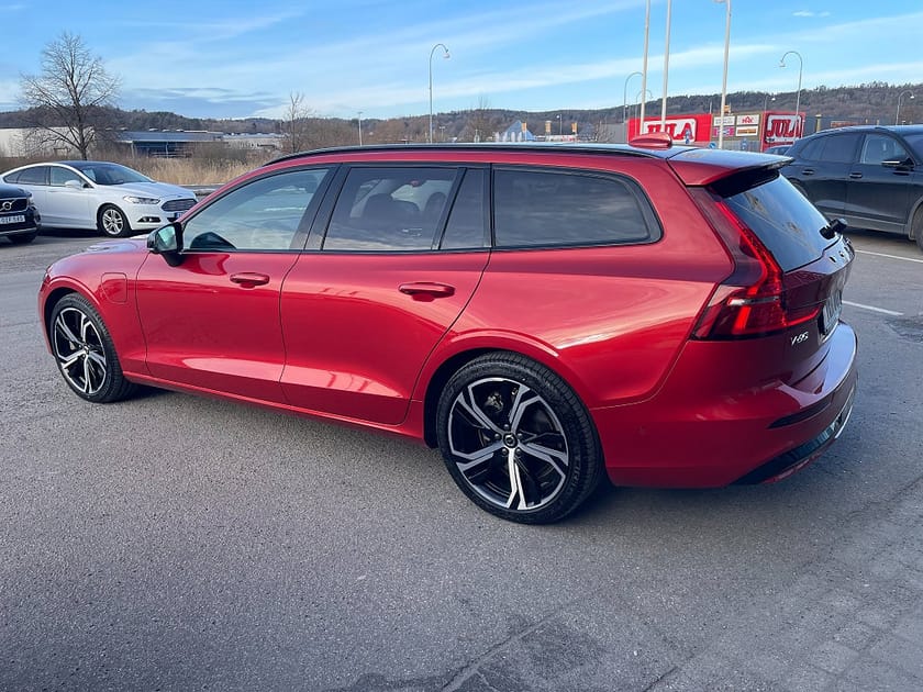 Bild 3 av Volvo V60 Recharge T8AWD,Ultimate Dark, H&K,Panorama, 360 kamera