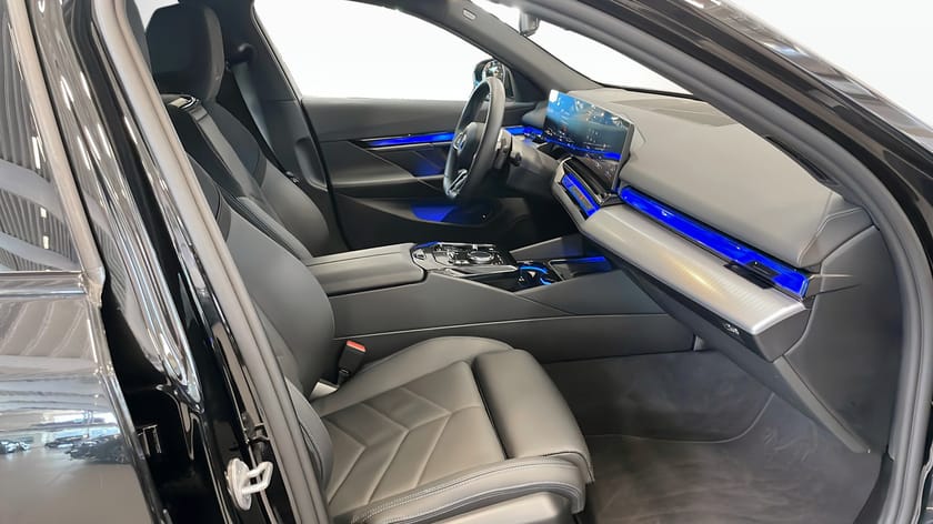 Bild 3 av BMW 530e xDrive Touring Plug In Hybrid M Sport Rattvärme Alcantara