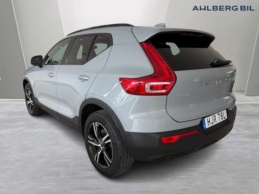 Bild 3 av Volvo XC40 B3 FWD Bensin Plus Dark, Klimatpaket, Förarstödpaket, Dragkrok Halvautomatisk, Parkeringskamera Bak, Google Maps