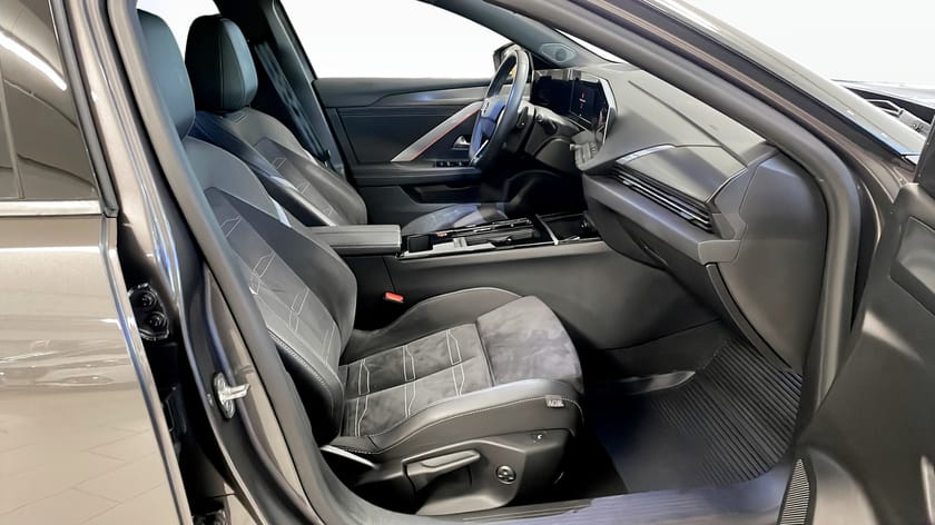 Bild 3 av Opel Astra Ultimate 1.2 TURBO 130 Hk / 360° / CarPlay