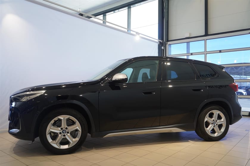 Bild 3 av BMW iX1 xDrive30 xLine Rattvärme Drag Driving Assistant Plus Tonade Rutor