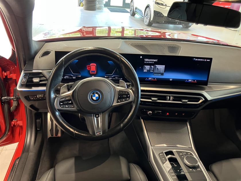 Bild 2 av BMW 330e xDrive Touring LCI M Sport Drag HiFi Aktivfart Kamera Rattvärme Navi