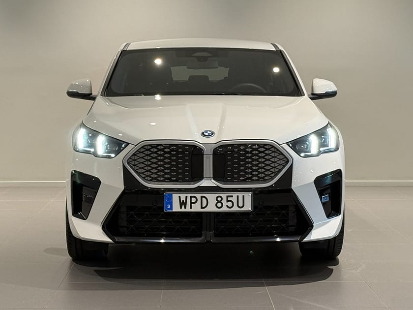 Bild 2 av BMW iX2 xDrive30 M Sport Drag Adpt Farth Rattv 19" Backkamera