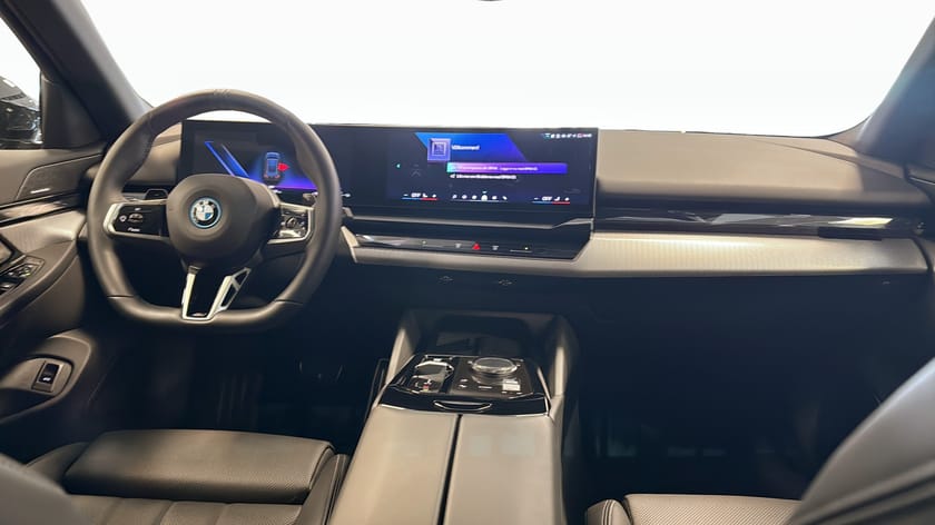 Bild 4 av BMW 530e xDrive Touring M Sport Pro Active Travel Tonat Drag