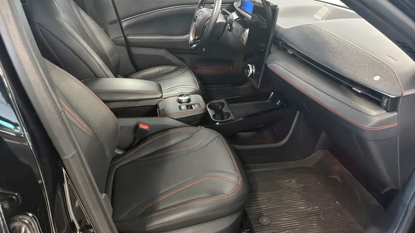 Bild 3 av Ford Mustang Mach-E Standard Range AWD CX727 SR AUT