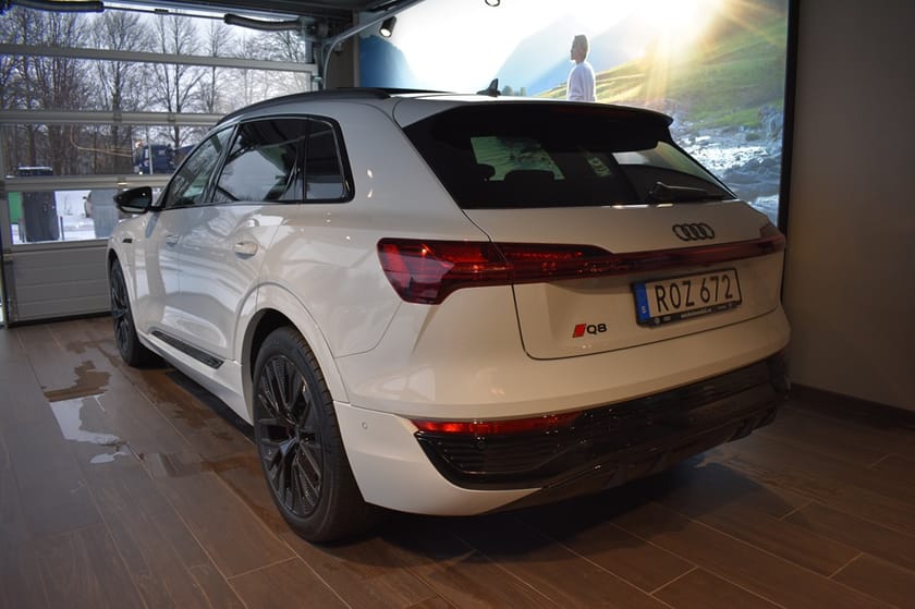 Bild 2 av Audi Q8 55 e-tron quattro 300 kW / 408 HK S-LINE SELECTION