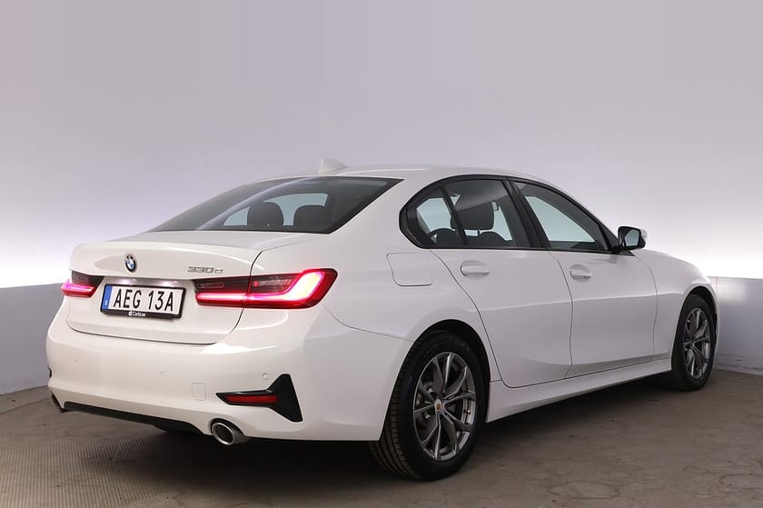 Bild 4 av BMW 330e Sedan Cockpit Farthållare Rattvärme Värmare Navi