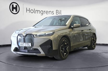 BMW iX xDrive50 Sportpaket Exclusive Innovation Comfort Luftfjädring B W Soft Close Sätesventilation Drag