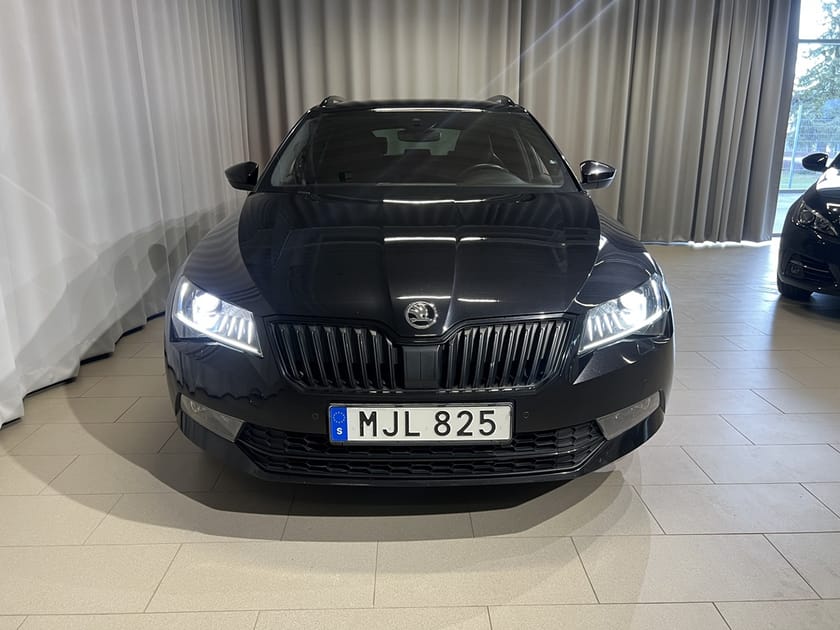 Bild 2 av Škoda Superb Kombi Combi Sportline 2.0 TDI 4x4 SCR DSG 190hk
