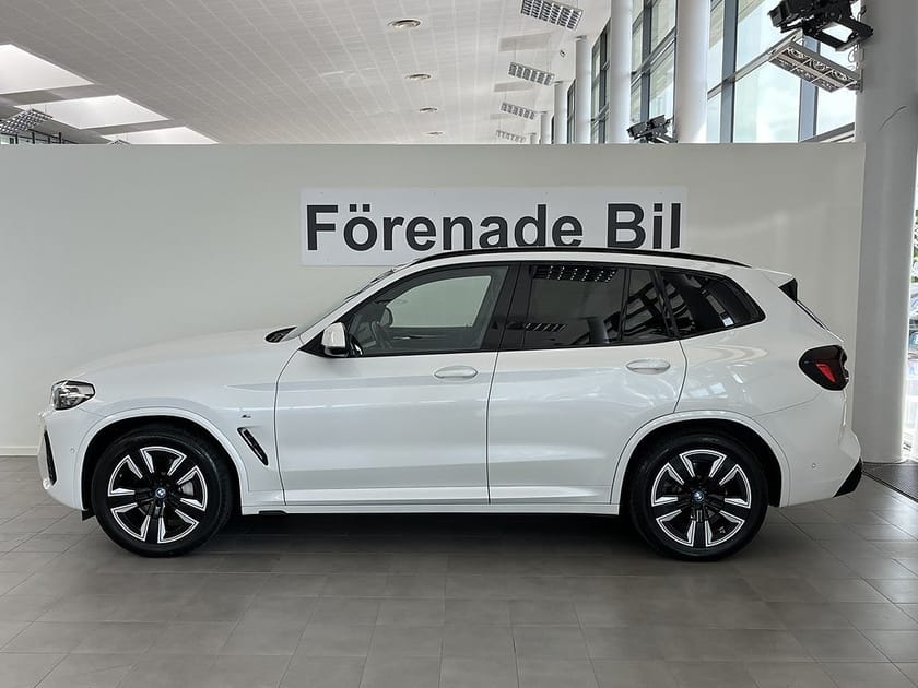 Bild 3 av BMW iX3 Charged M Sport Rattvärme Panorama Park Assist