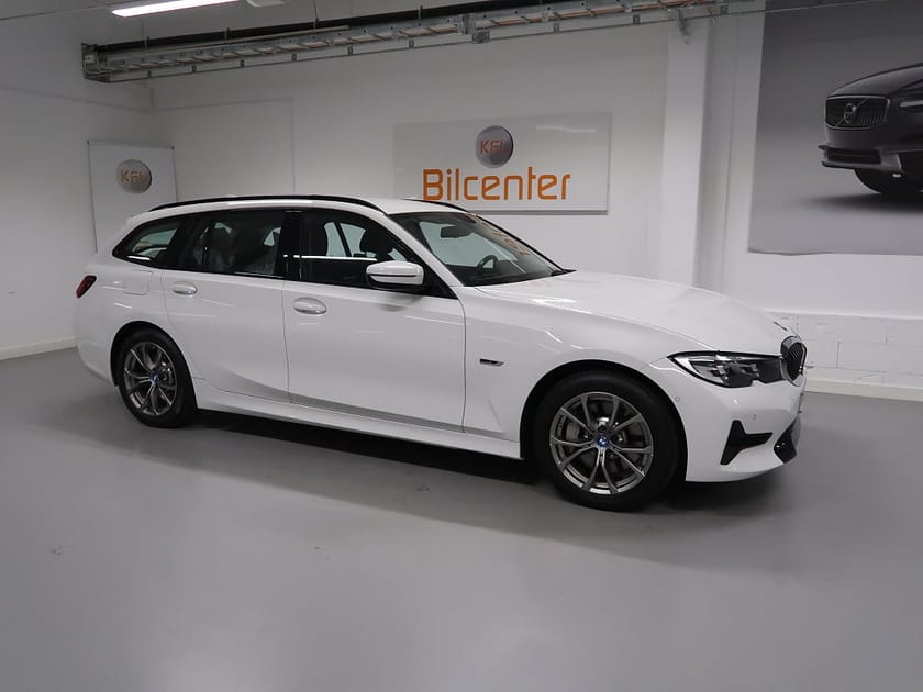 Bild 4 av BMW 330e Touring Sport line V-Däck ingår Navi-Drag-Kamera-CarPla