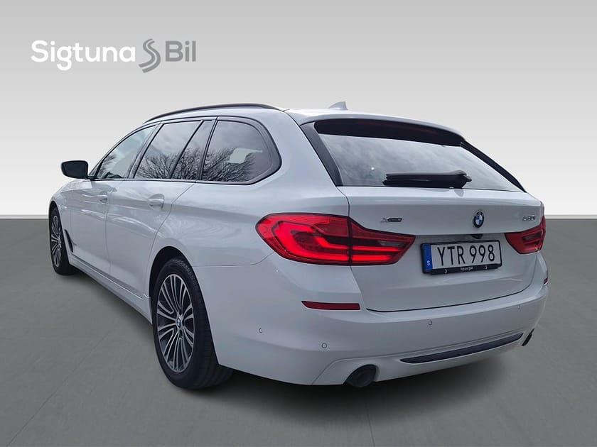 Bild 3 av BMW 530i xDrive Touring Sport line / Skinn / Kamera / Drag