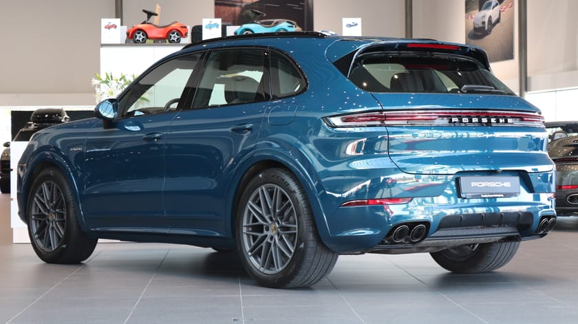 Bild 2 av Porsche Cayenne E-Hybrid Burmester / Head-up / Soft Close / Night Vision