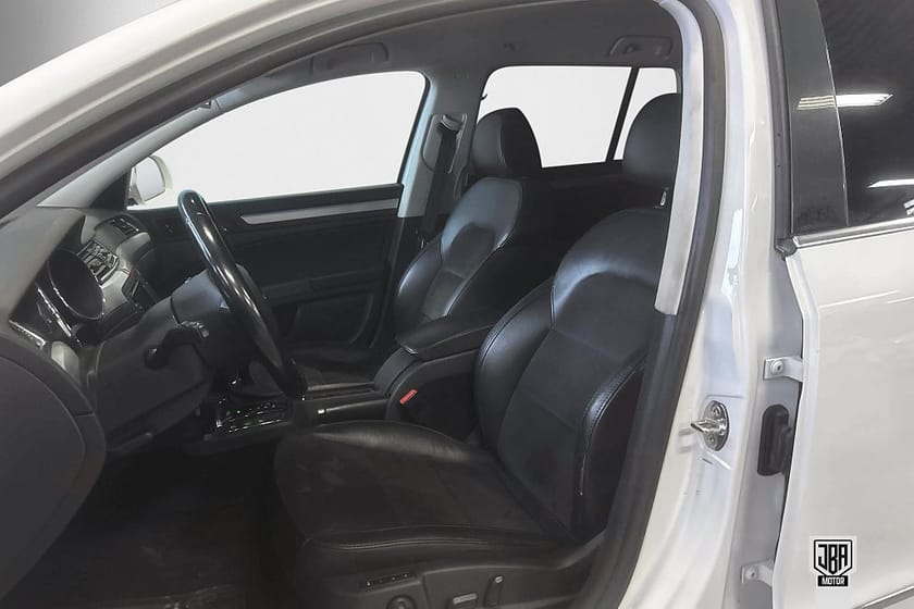 Bild 5 av Škoda Superb Kombi Skoda 2.0 TDI 4x4 Elegance - Fri hemleverans!