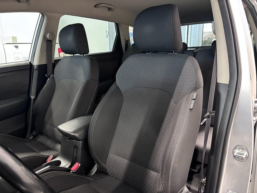 Bild 5 av Kia Carens 1.7 VGT GLS 115Hk 7-sits Gps Motorv Rattvärme V-hjul
