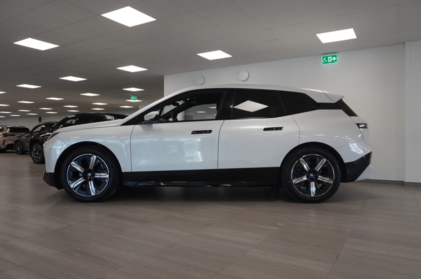 Bild 5 av BMW iX xDrive40 Sport Innovation Comfort H K Laser Drag