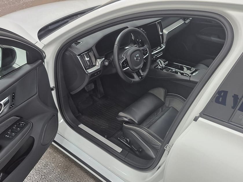 Bild 2 av Volvo V60 T6 Recharge R-Design plug in AWD 350HK 4x4 Läder